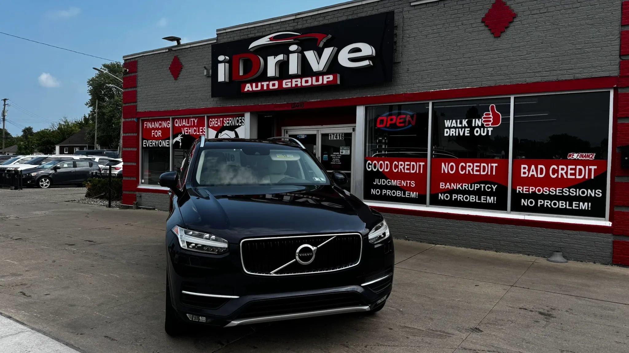 Used 2016 Volvo XC90 T6 Momentum w/ Momentum Plus Package AWD/4WD image 1