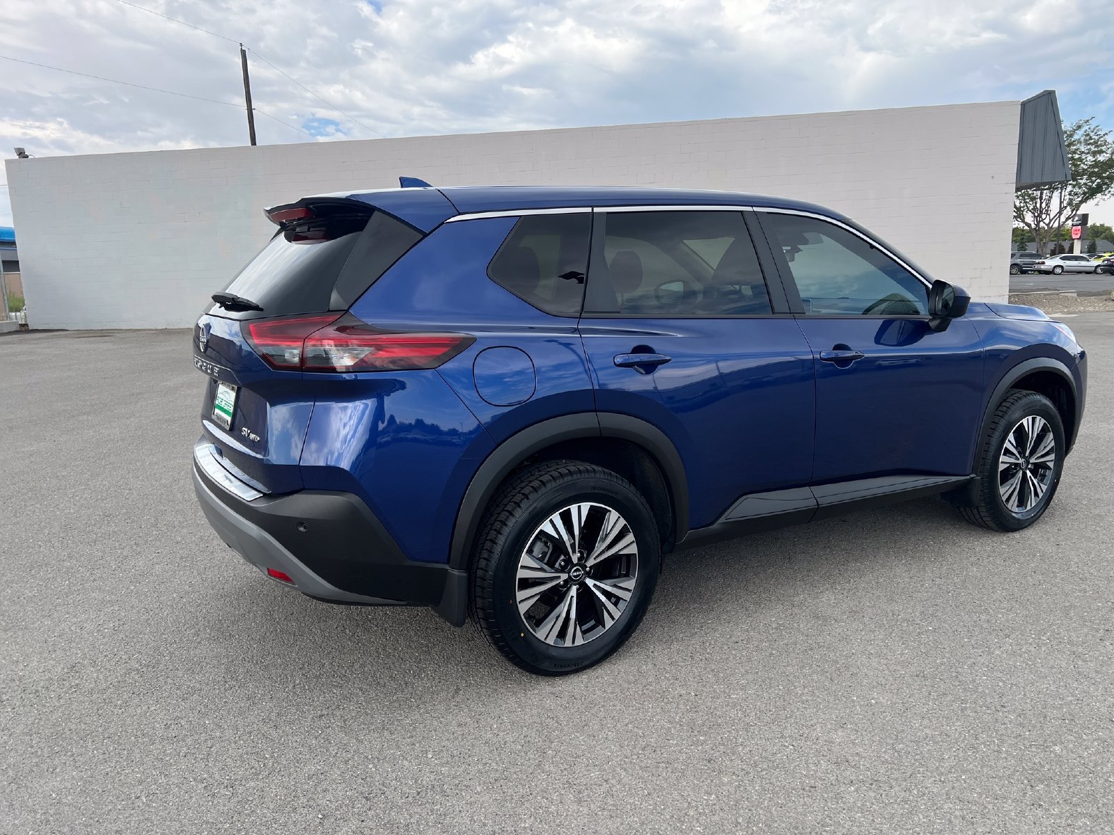 Used 2023 Nissan Rogue SV AWD/4WD image 3