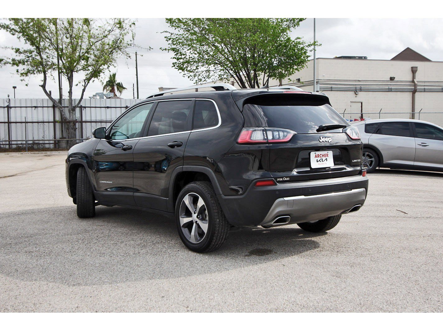 Used 2019 Jeep Cherokee Limited w/ Luxury Group image 5