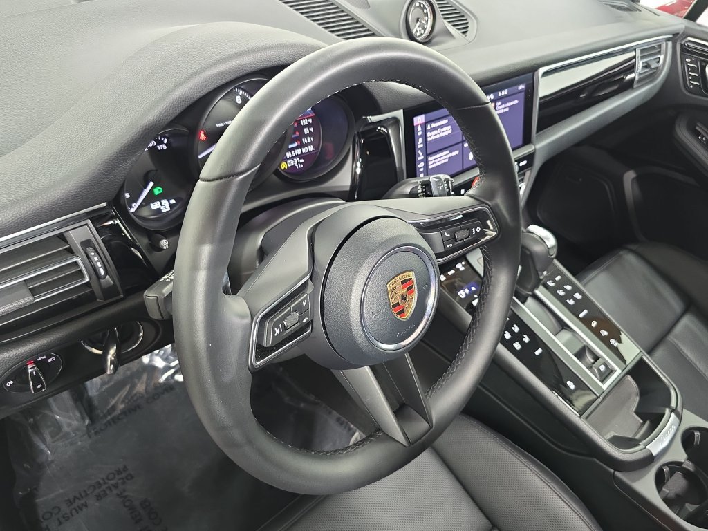 Certified 2026 Porsche Macan AWD/4WD image 4