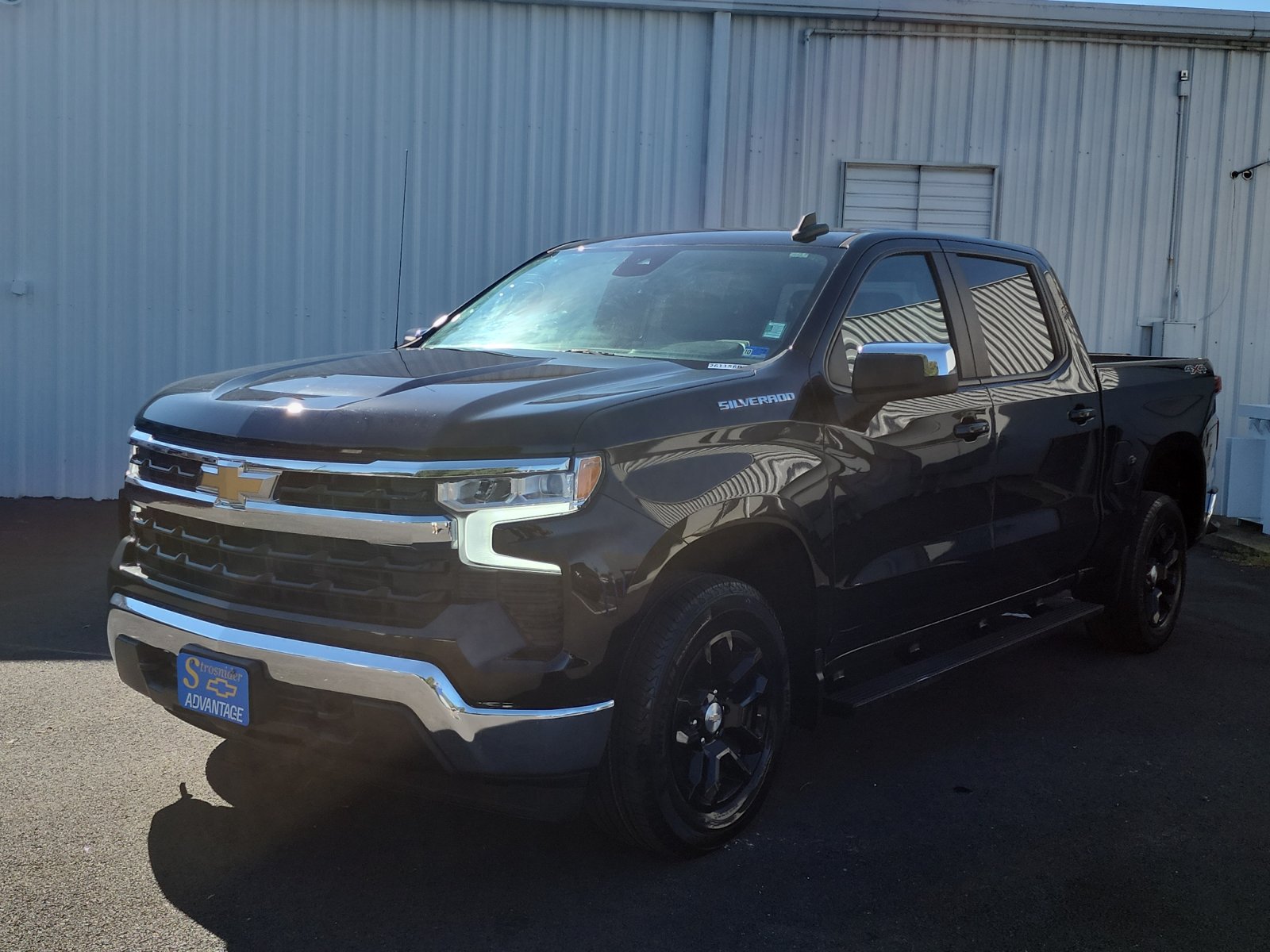 Used 2023 Chevrolet Silverado 1500 LT AWD/4WD image 1