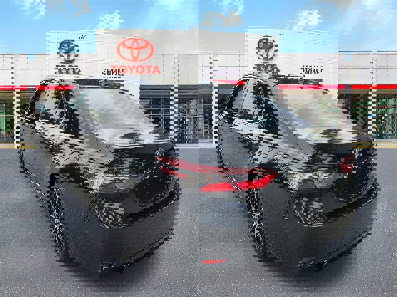 Used 2024 Toyota Camry SE image 4