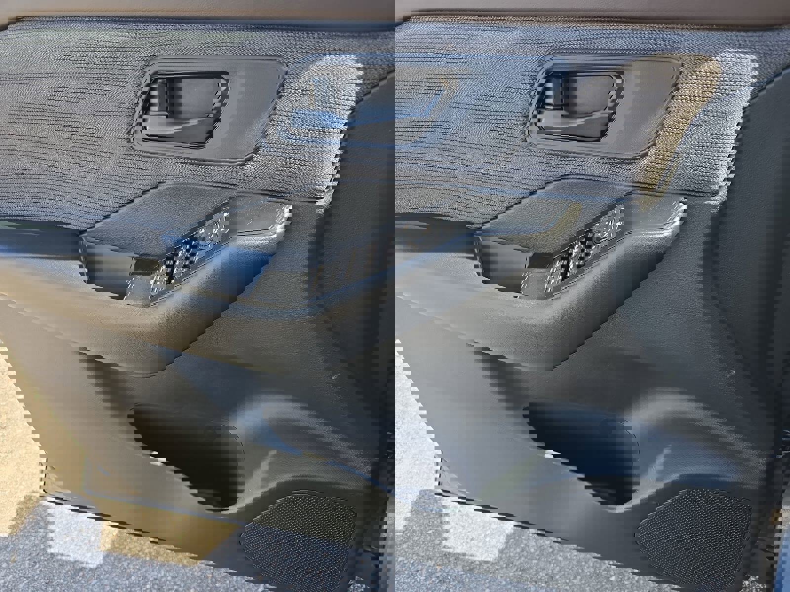 Used 2023 Nissan Rogue S image 29