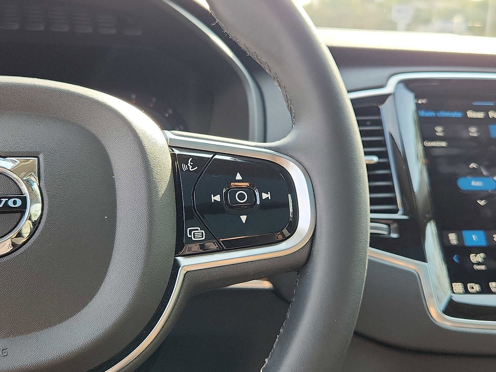 Certified 2024 Volvo XC90 B6 Plus w/ Protection Package Premier image 21