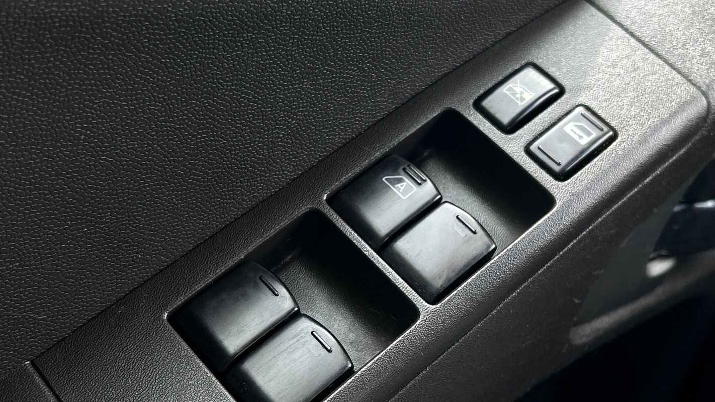 Used 2005 Nissan Frontier NISMO image 28