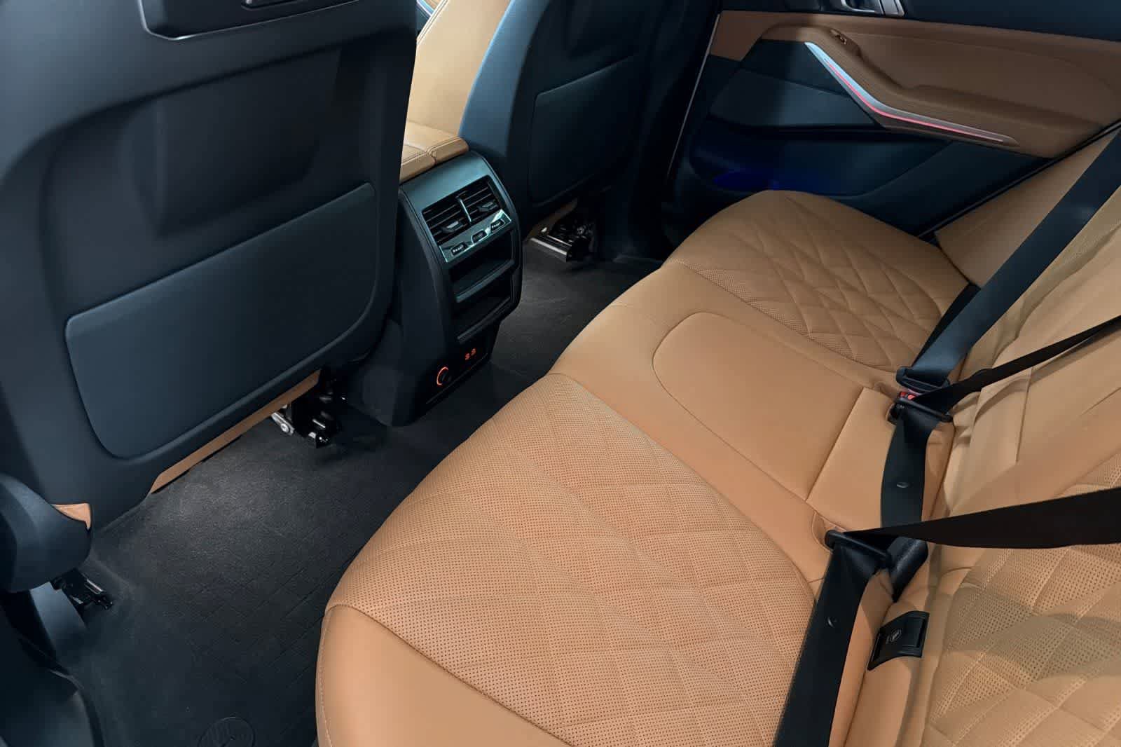 Used 2024 BMW X5 xDrive50e w/ Premium Package AWD/4WD image 4