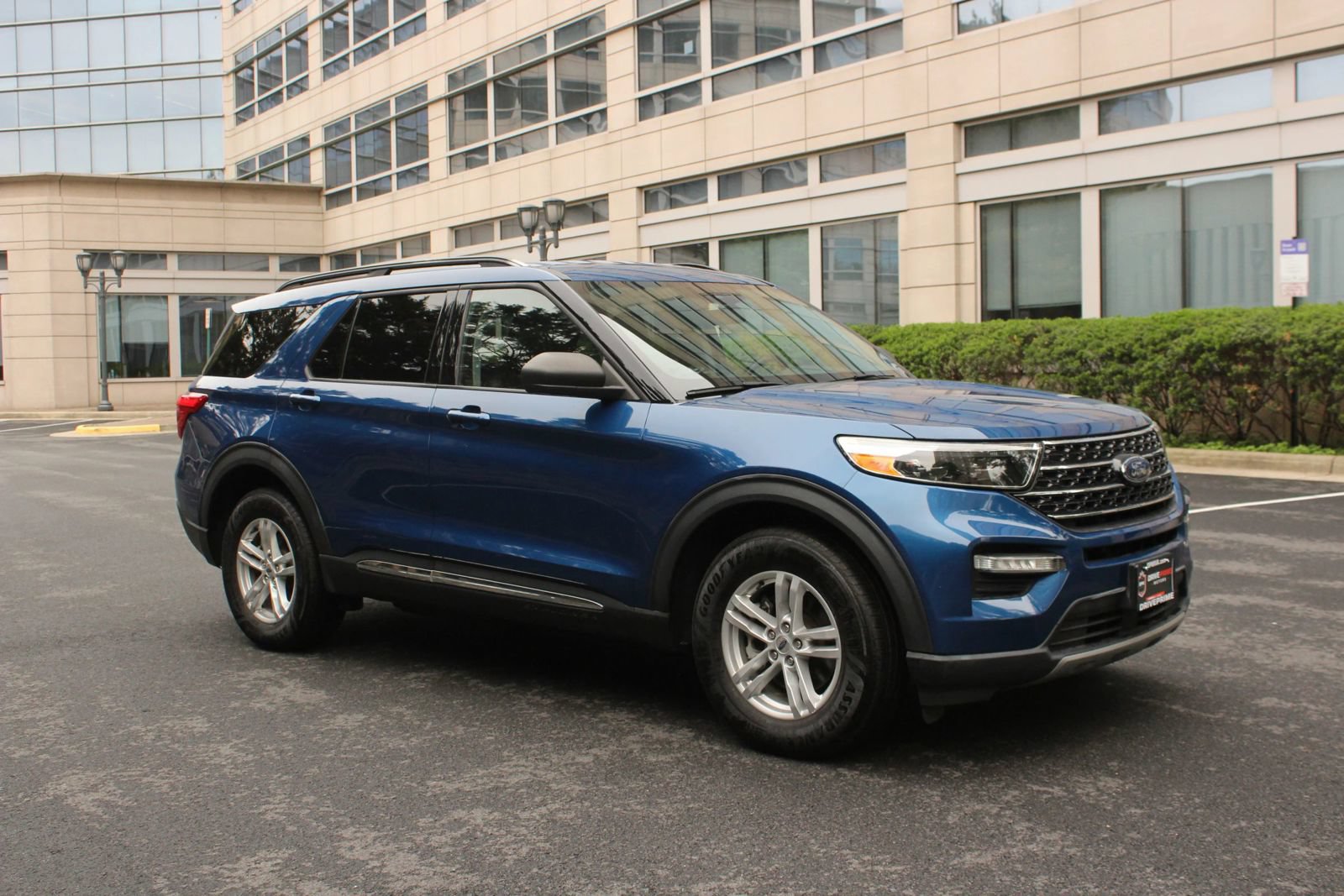 Used 2021 Ford Explorer XLT w/ Equipment Group 202A AWD/4WD image 2