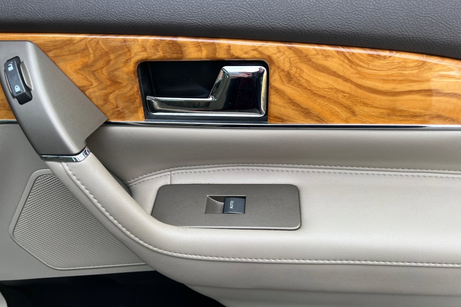 Used 2015 Lincoln MKX AWD w/ Equipment Group 102A image 23