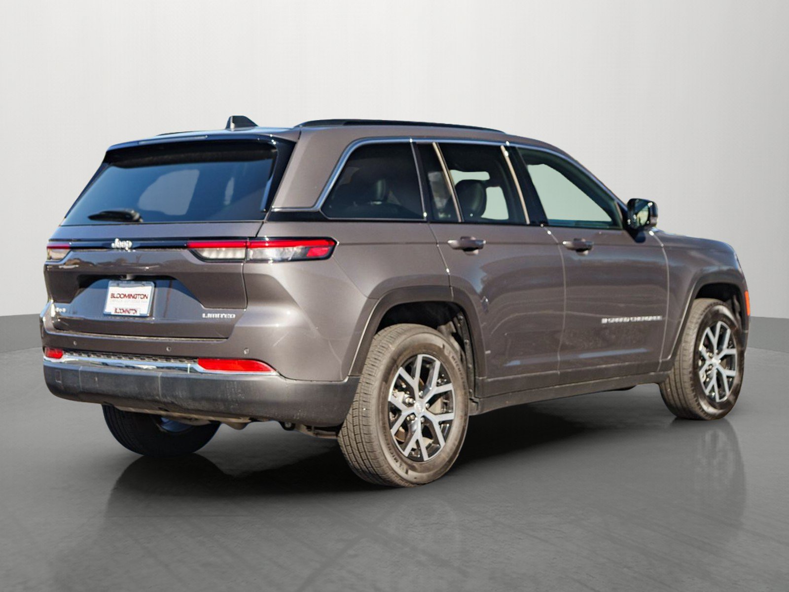 Used 2025 Jeep Grand Cherokee Limited w/ Trailer Tow Package AWD/4WD image 7