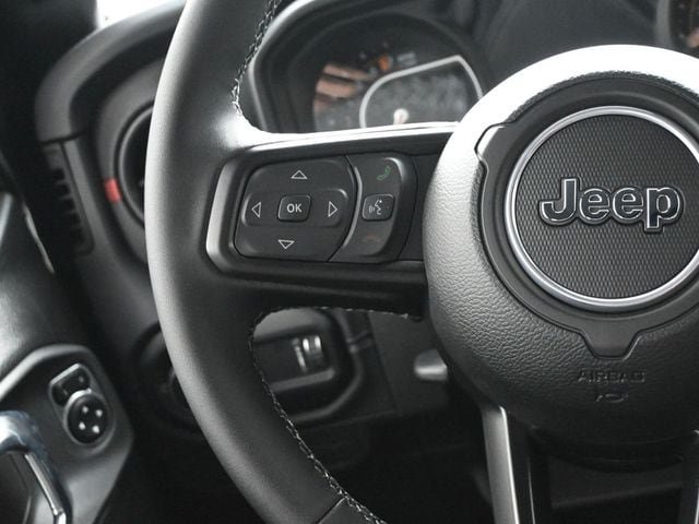 New 2025 Jeep Gladiator Rubicon w/ Safety Group AWD/4WD image 27
