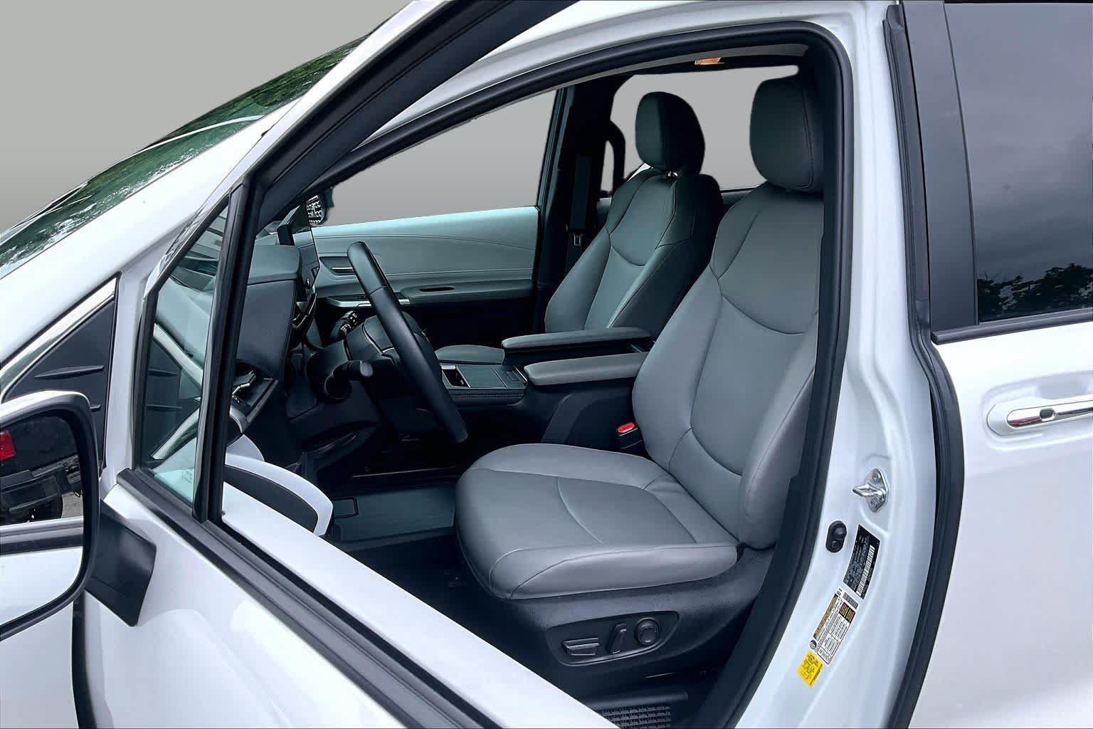 Used 2025 Toyota Sienna XLE FWD image 8
