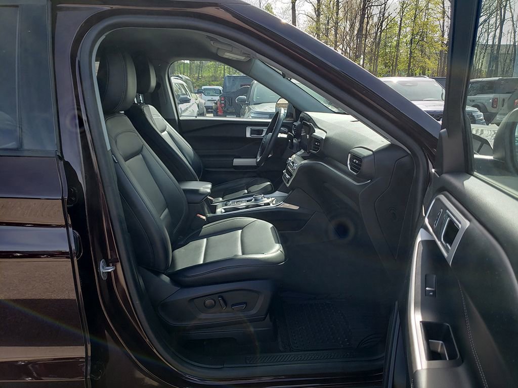 Used 2022 Ford Explorer XLT w/ Equipment Group 202A AWD/4WD image 9