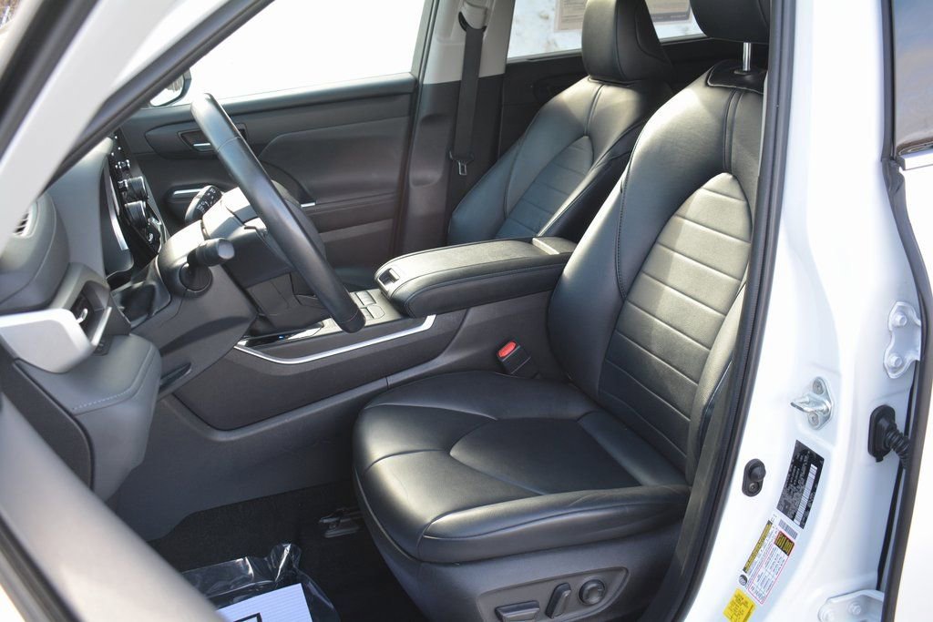 Used 2022 Toyota Highlander XLE image 10