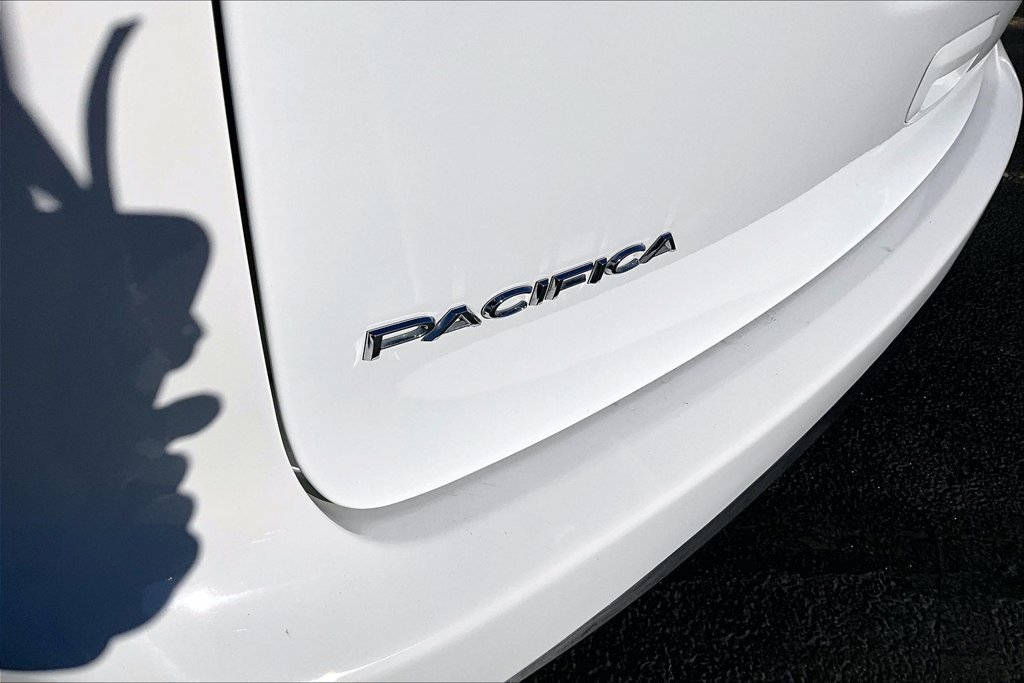 Used 2022 Chrysler Pacifica Touring-L FWD image 34