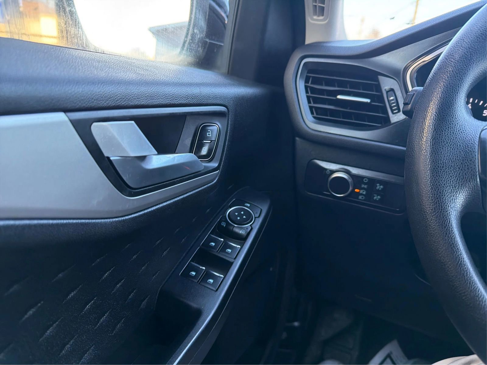 Used 2020 Ford Escape SE image 17