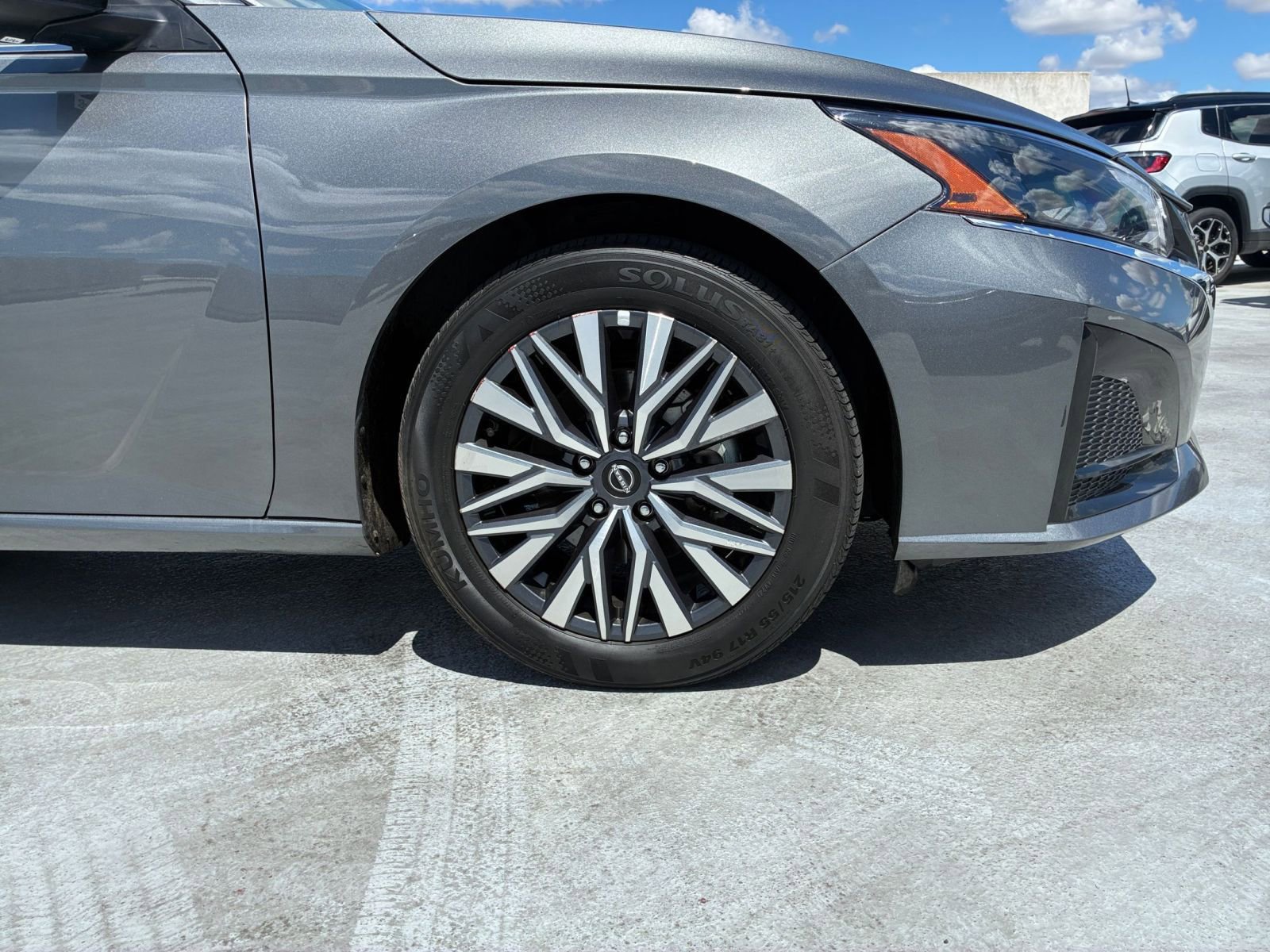 Used 2025 Nissan Altima 2.5 SV FWD image 30