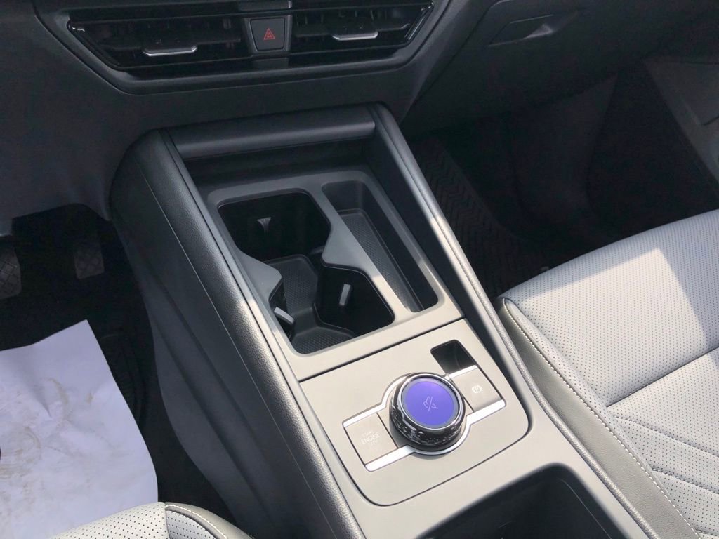 Used 2025 Volkswagen Tiguan SE w/ Panoramic Sunroof Package image 26