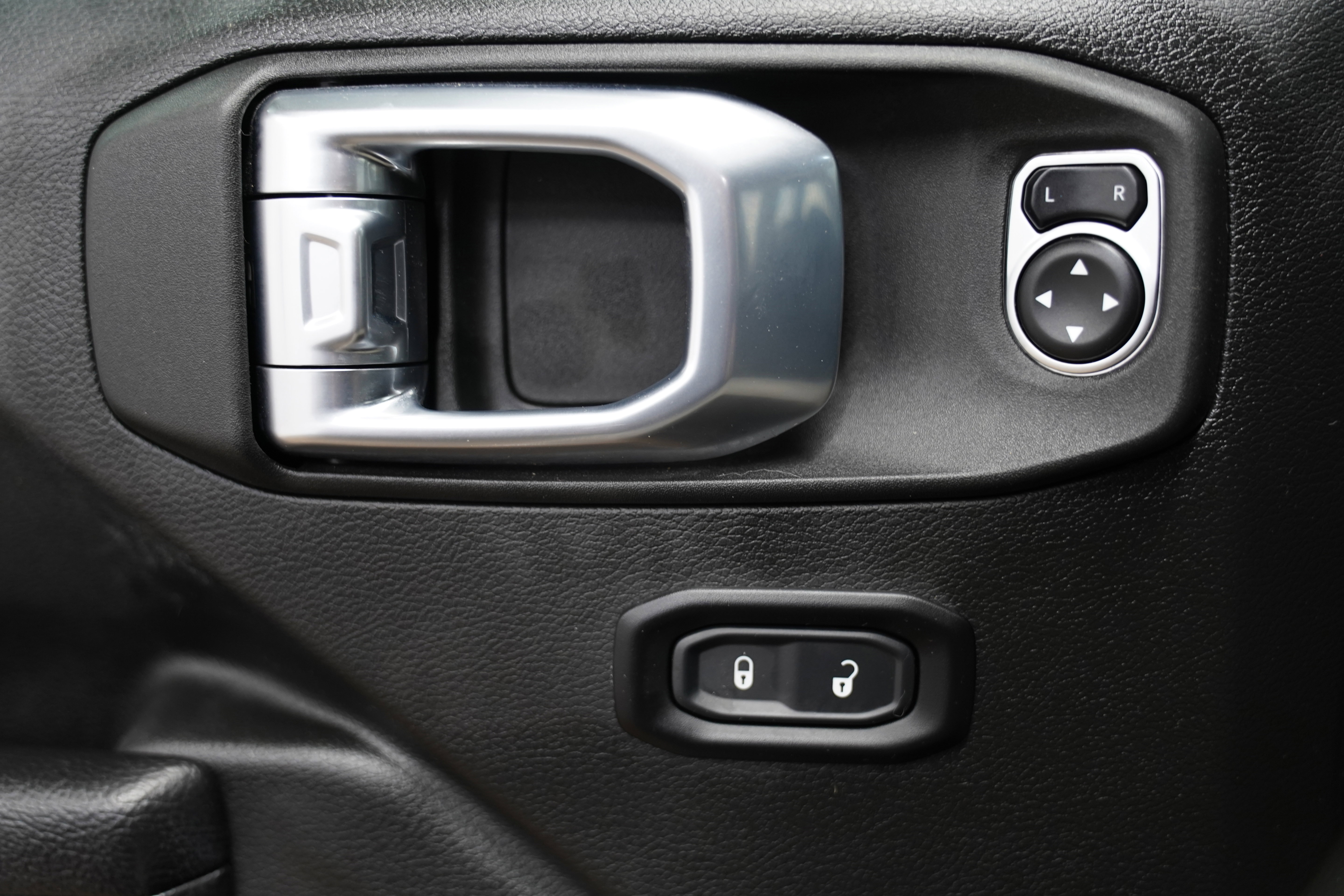 Used 2024 Jeep Wrangler Unlimited AWD/4WD image 17