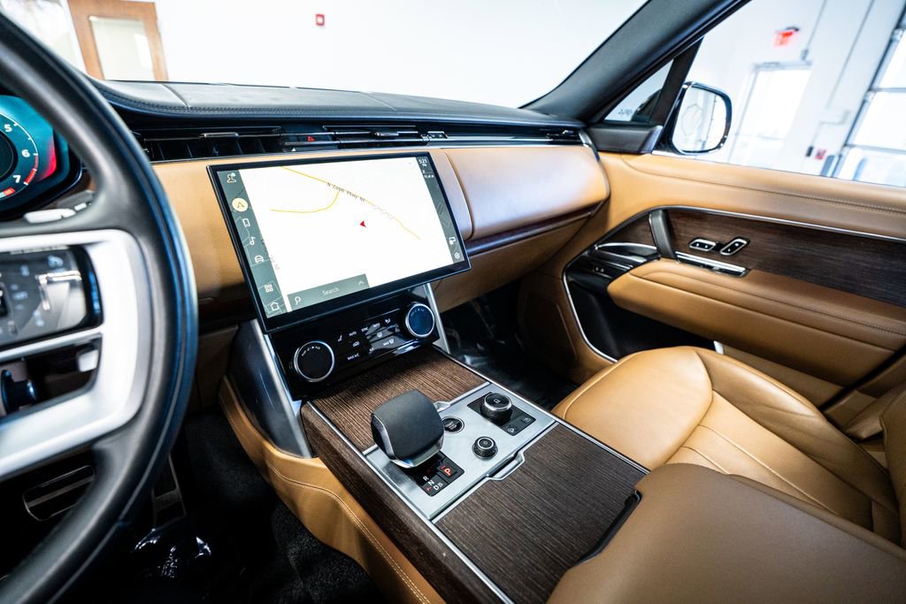 Used 2023 Land Rover Range Rover Long Wheelbase SE image 40