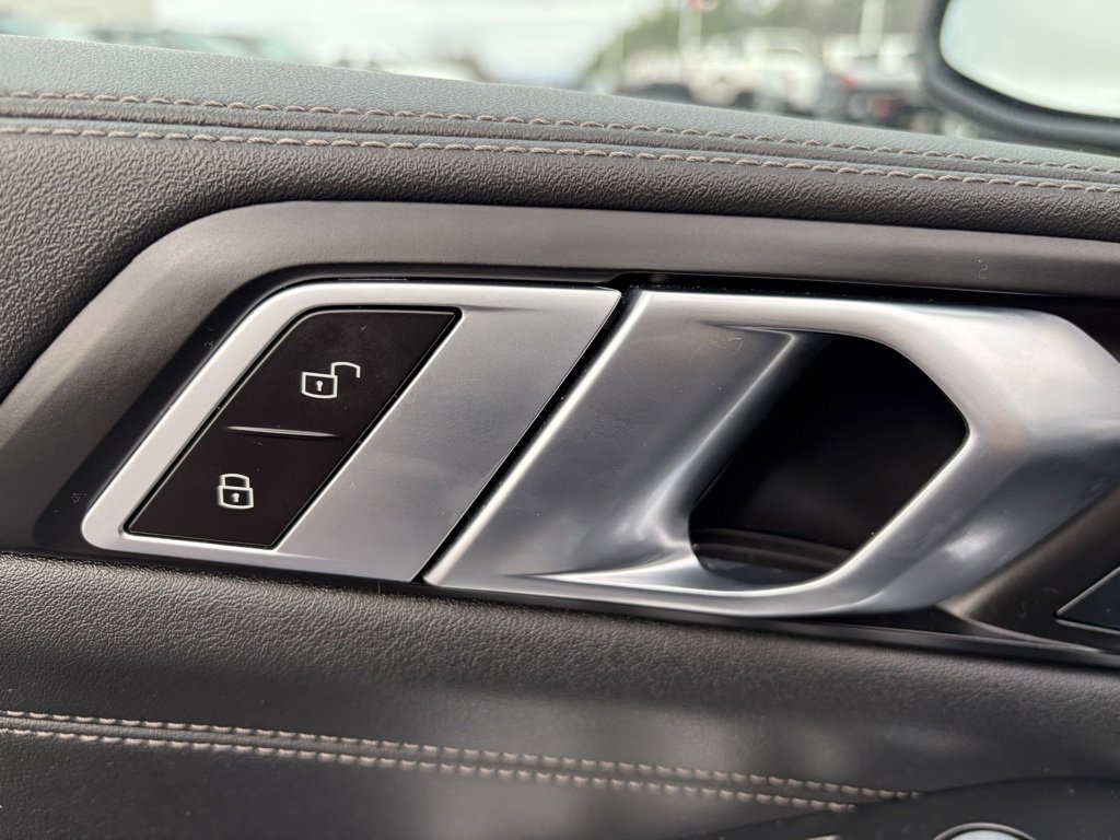 Used 2024 BMW X7 xDrive40i w/ Premium Package image 15