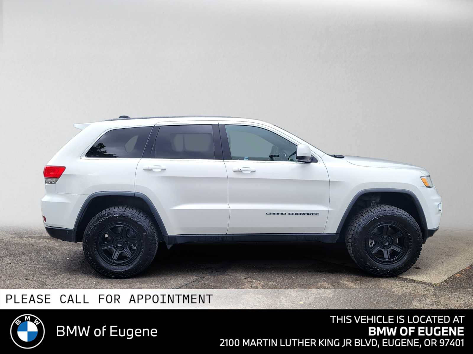 Used 2017 Jeep Grand Cherokee Laredo AWD/4WD image 2