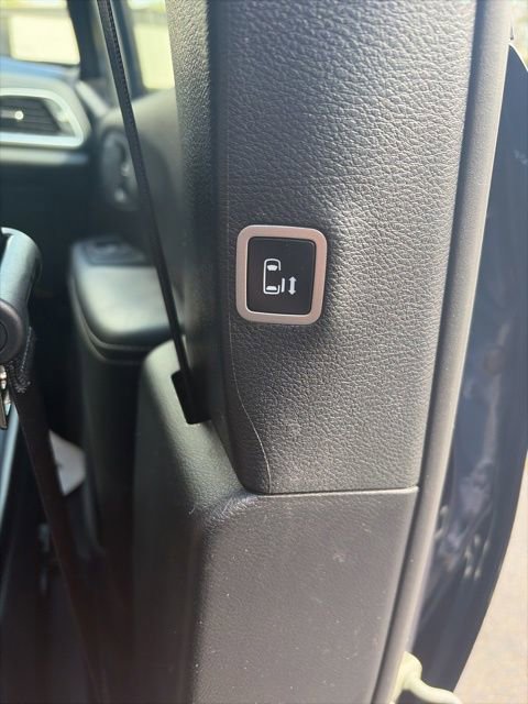 Used 2025 Chrysler Pacifica Limited image 23