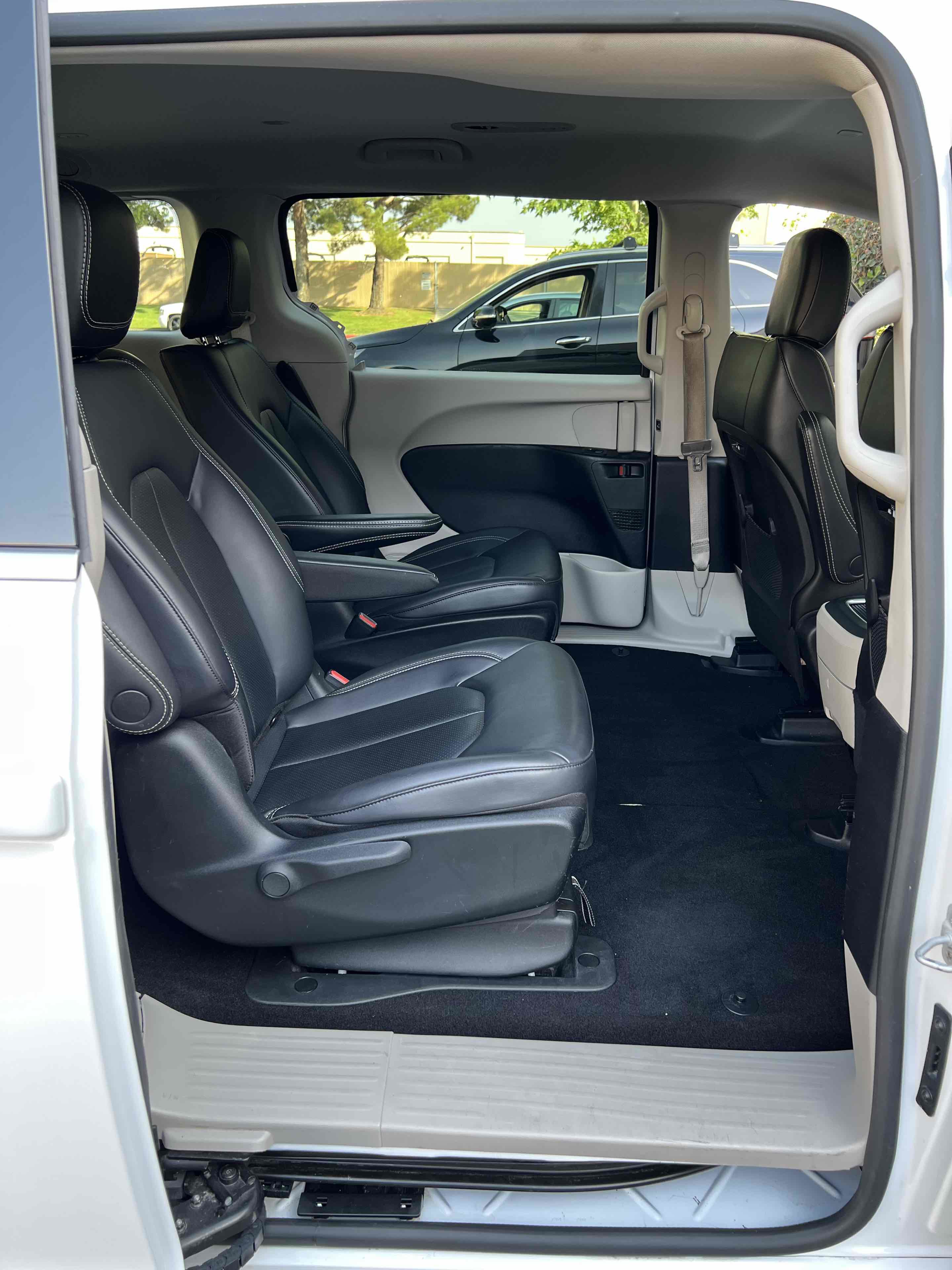 Used 2023 Chrysler Pacifica Touring-L FWD image 38