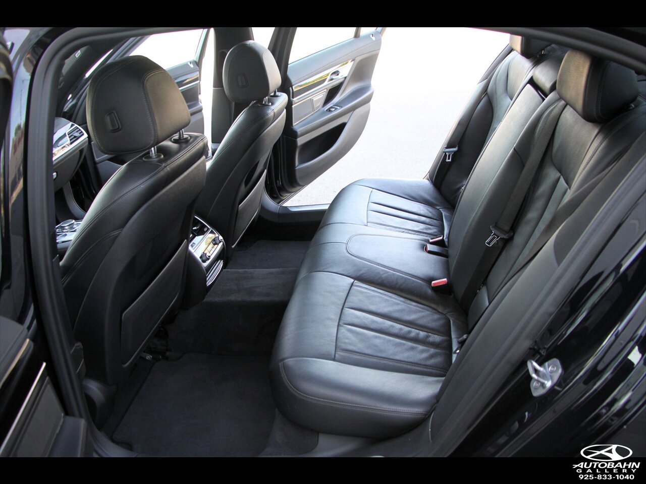 Used 2019 BMW 740i w/ M Sport Package image 30