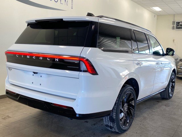 New 2026 Lincoln Navigator Reserve w/ Jet Appearance Package AWD/4WD image 9