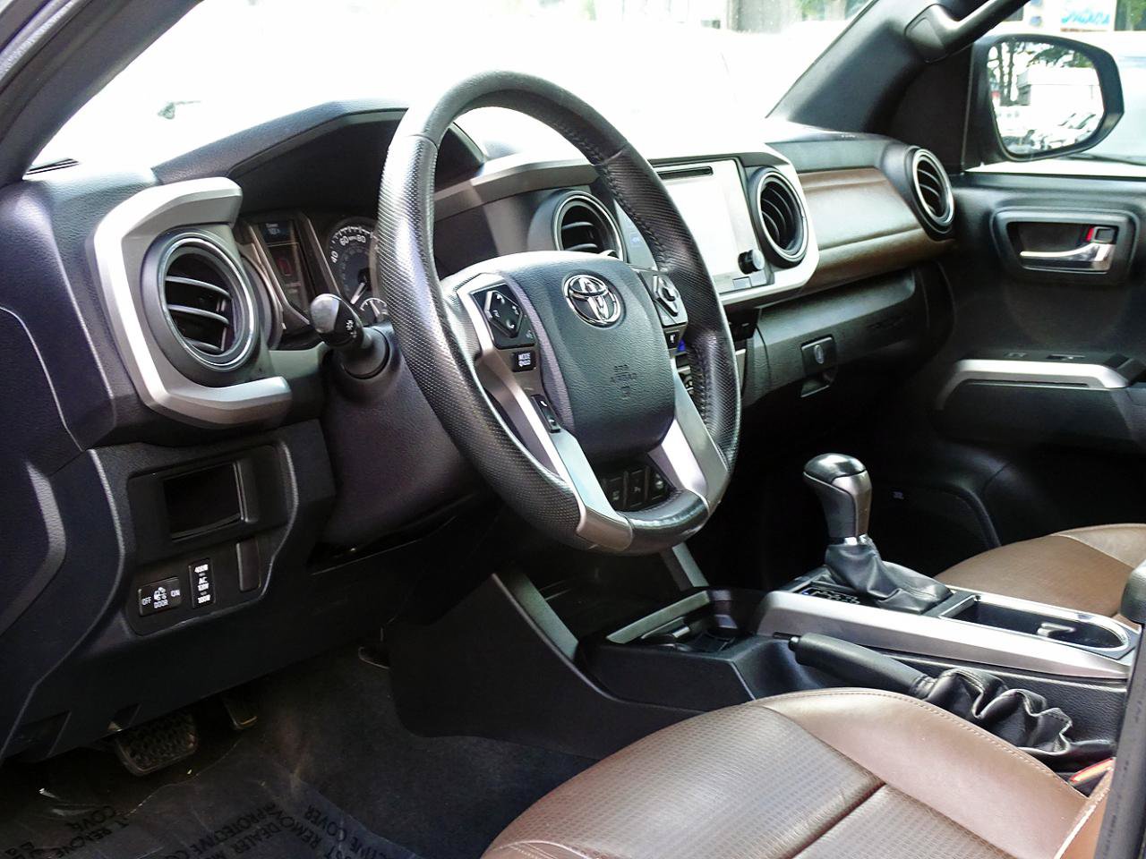 Used 2016 Toyota Tacoma Limited w/ Towing Package RWD image 19