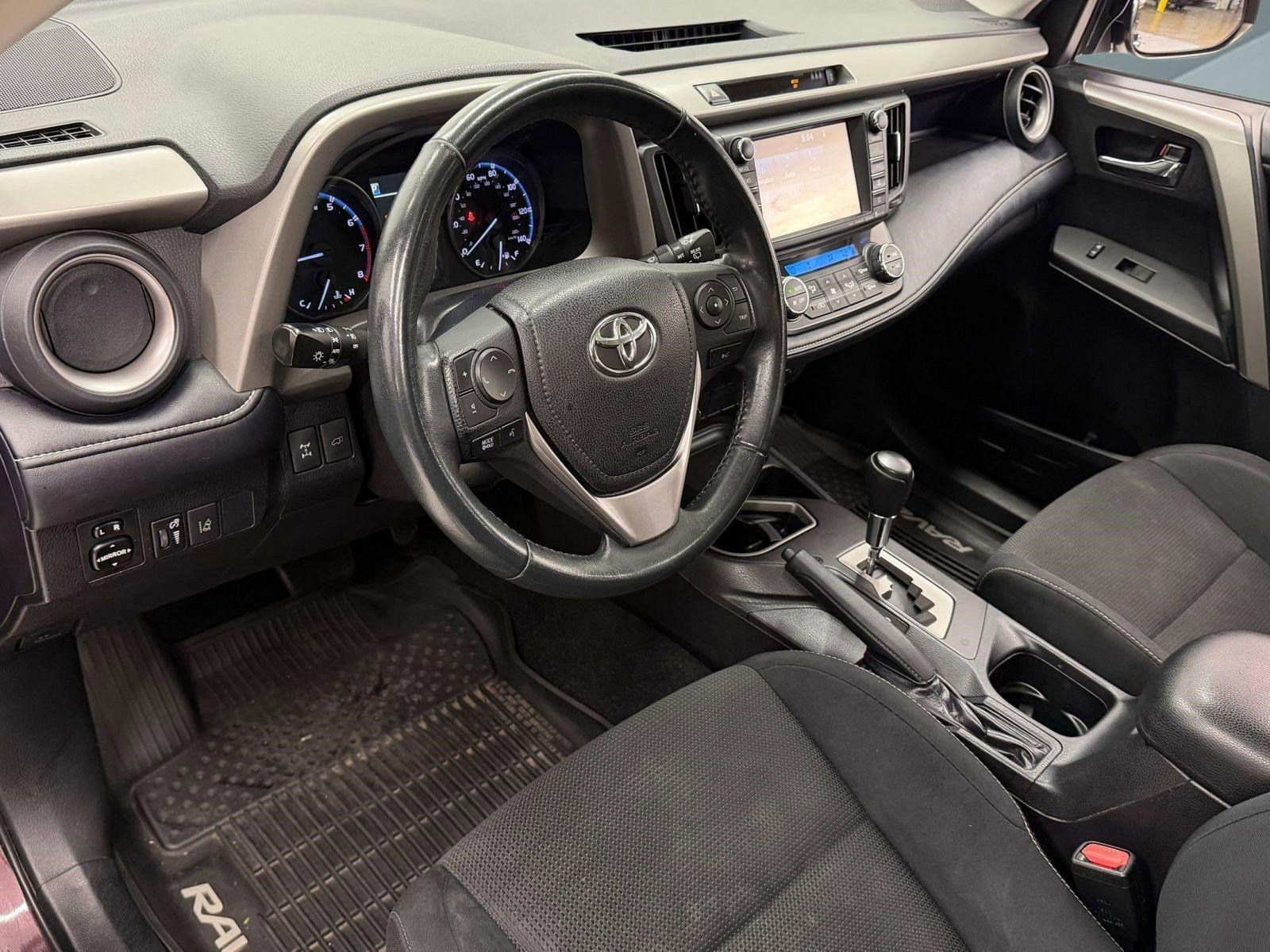 Used 2018 Toyota RAV4 XLE AWD/4WD image 3