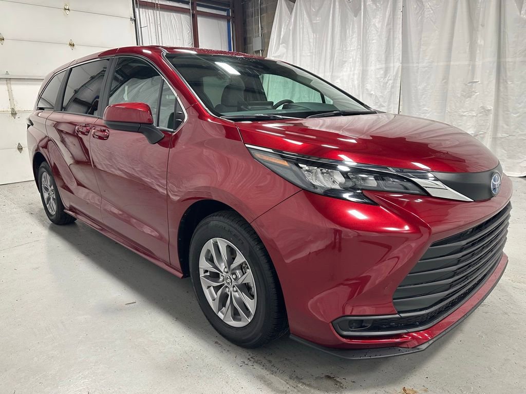 Used 2025 Toyota Sienna LE image 1