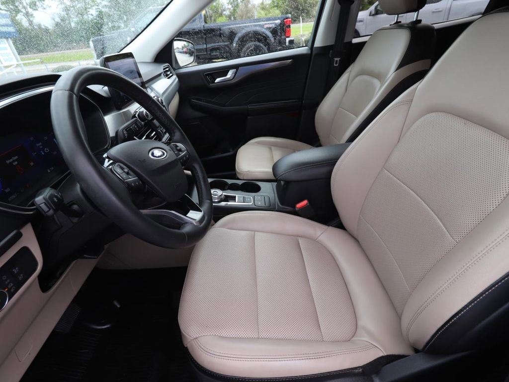 Used 2022 Ford Escape Titanium image 2