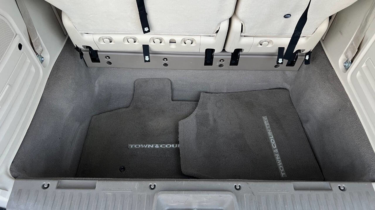 Used 2008 Chrysler Town & Country Limited w/ Trailer Tow Group image 26