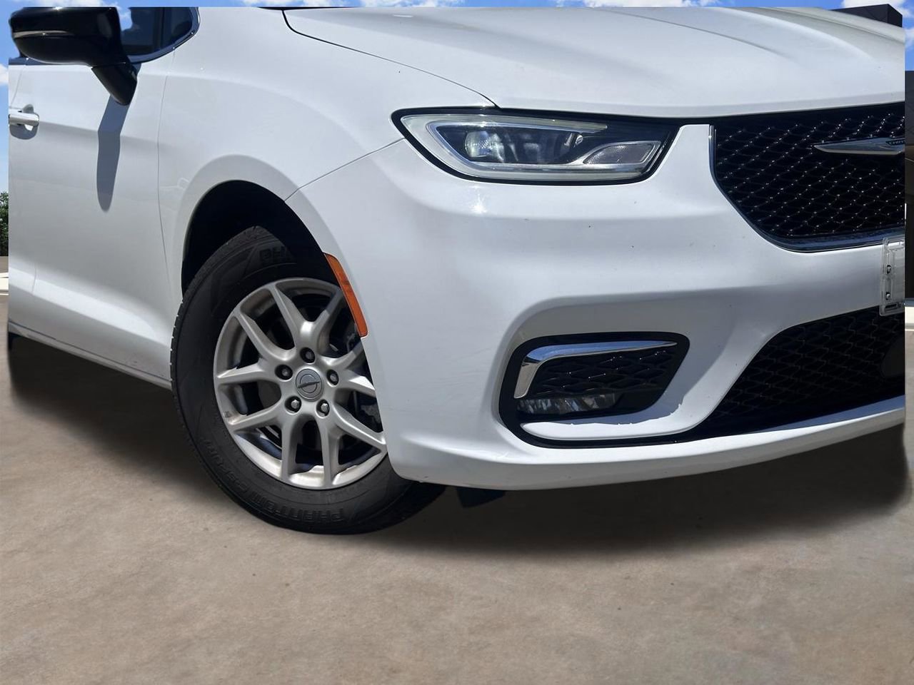 Used 2024 Chrysler Pacifica Touring-L FWD image 2