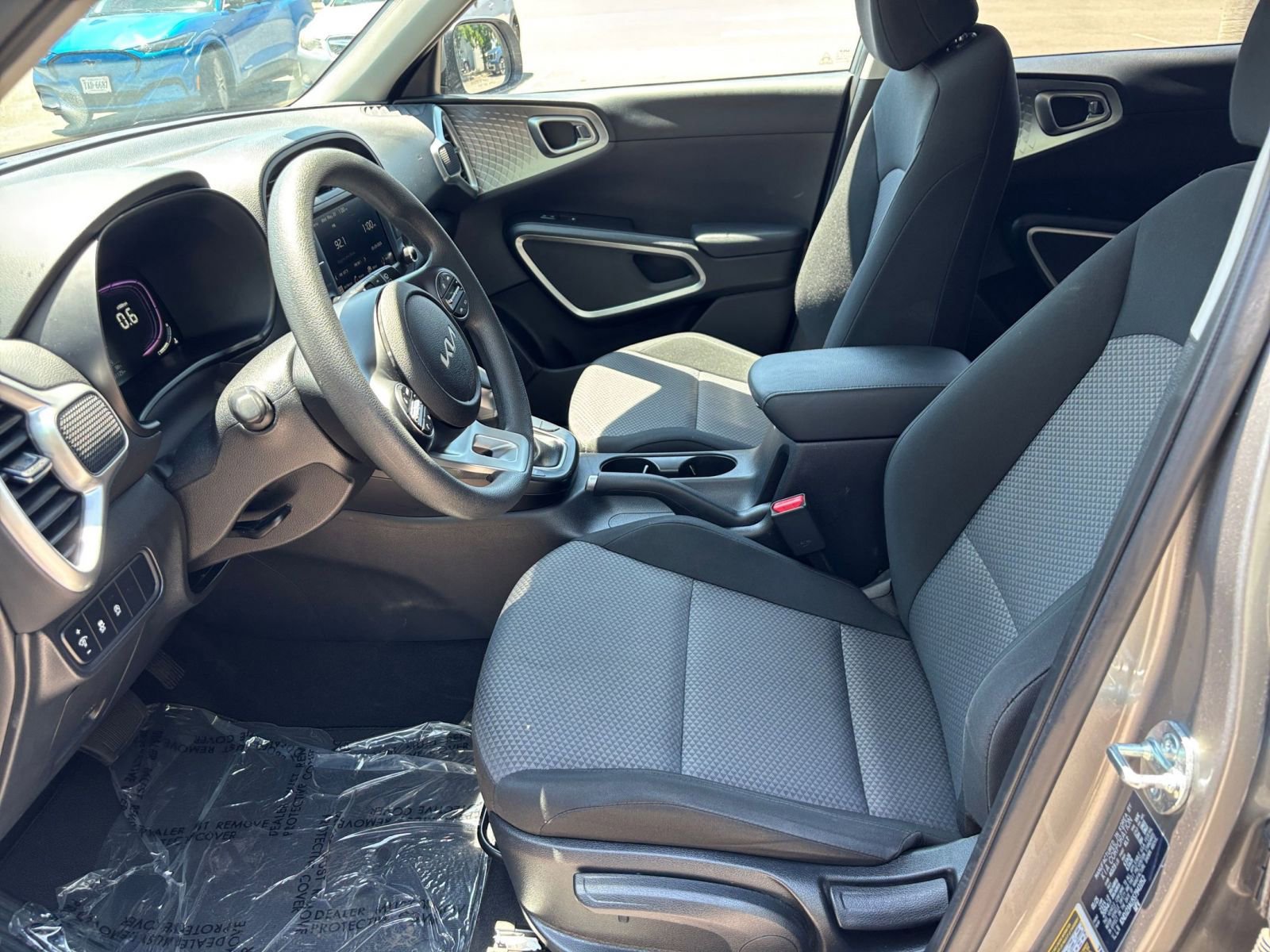 Used 2025 Kia Soul LX w/ LX Technology Package FWD image 25