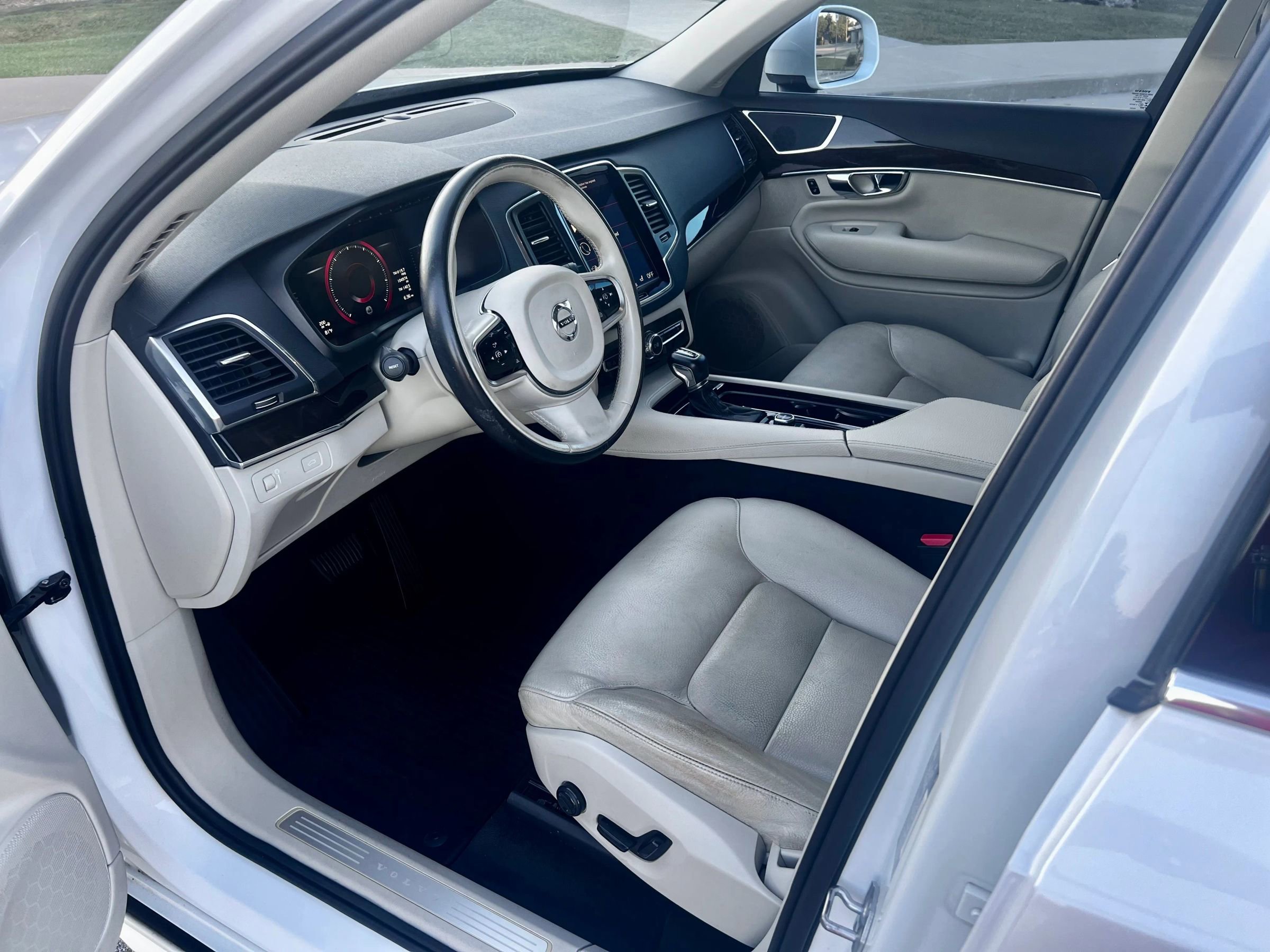 Used 2017 Volvo XC90 T5 Momentum w/ Vision Package image 6