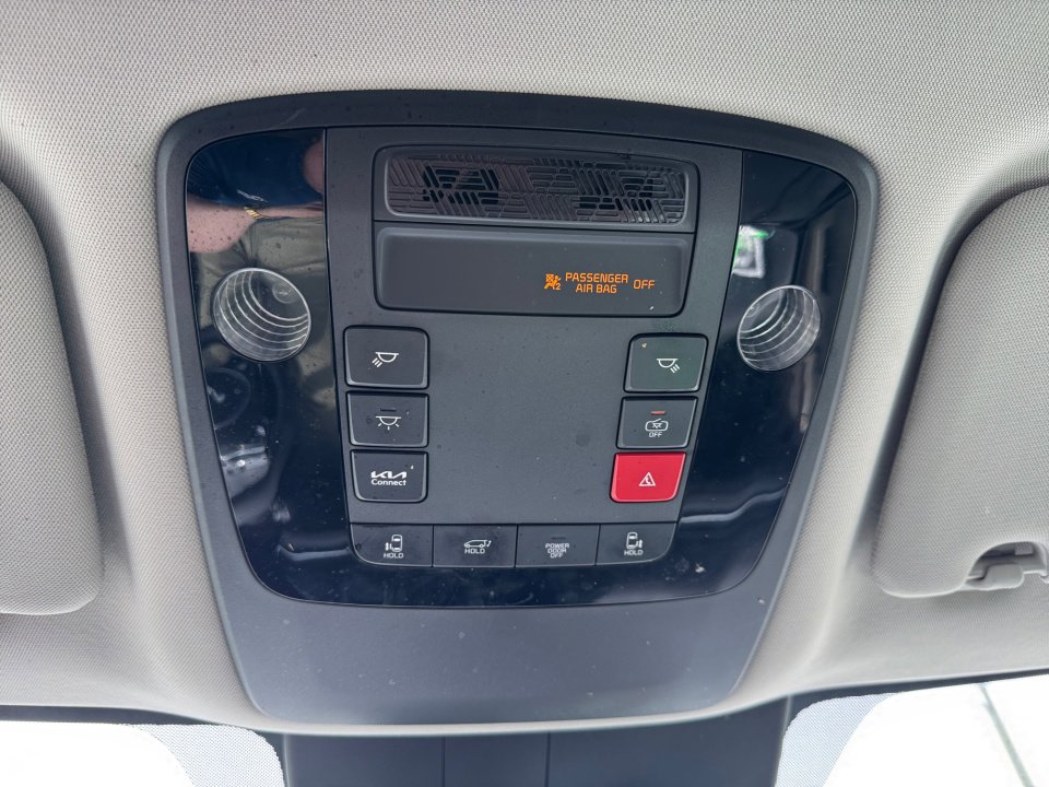 Used 2025 Kia Carnival EX FWD image 25