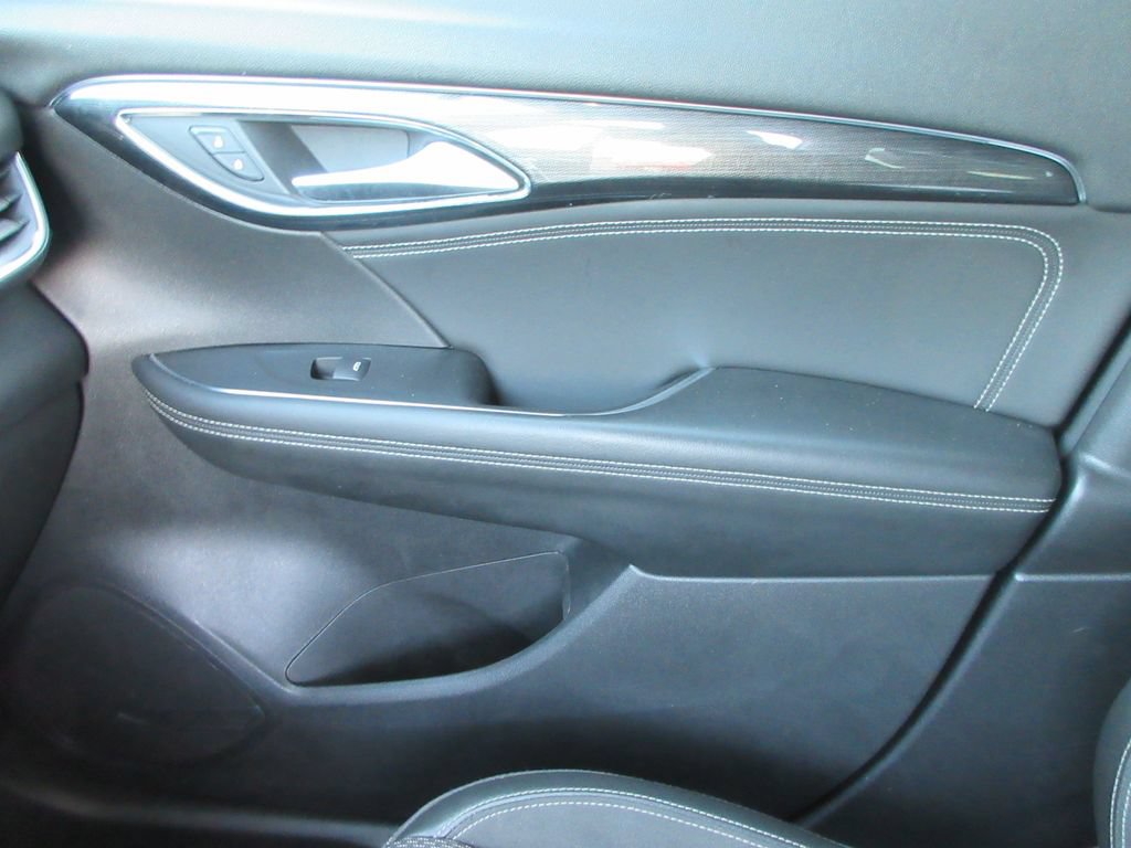 Certified 2022 Buick Envision Preferred w/ Sport Touring Package FWD image 33