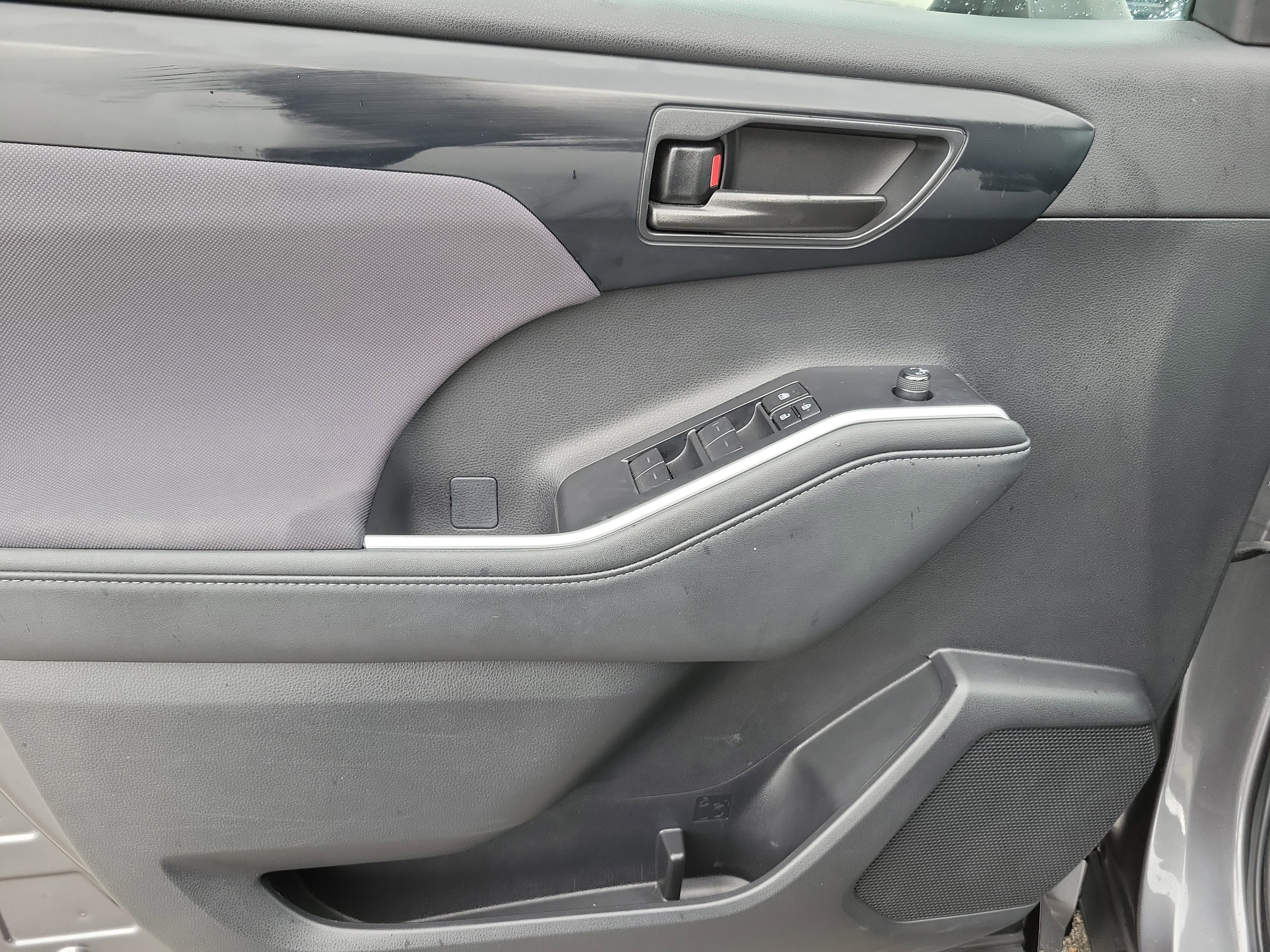 Used 2023 Toyota Highlander LE FWD image 26