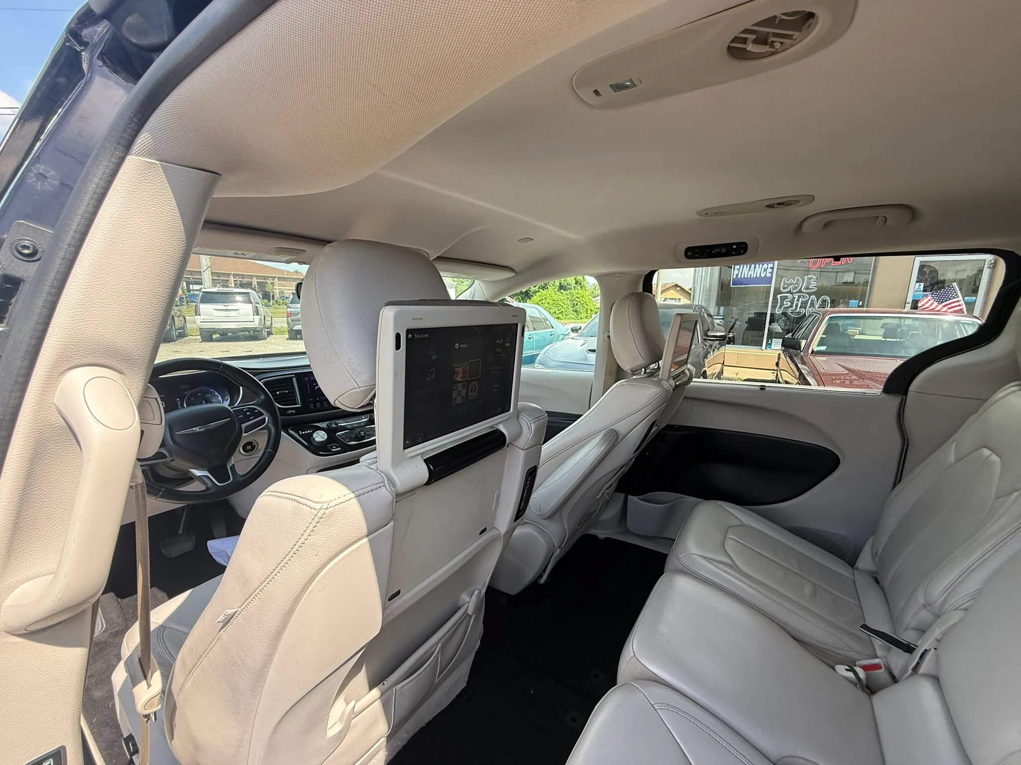 Used 2017 Chrysler Pacifica Touring-L Plus FWD image 18