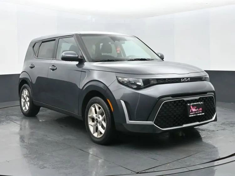 Used 2023 Kia Soul LX w/ LX Technology Package image 2