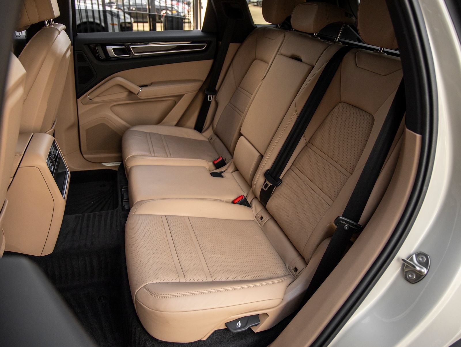 Certified 2023 Porsche Cayenne AWD/4WD image 36