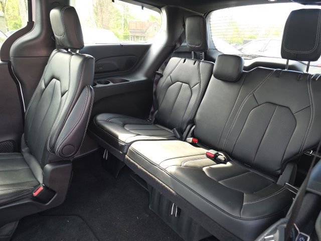 Used 2025 Chrysler Pacifica Select w/ Uconnect Theater Family Group image 15