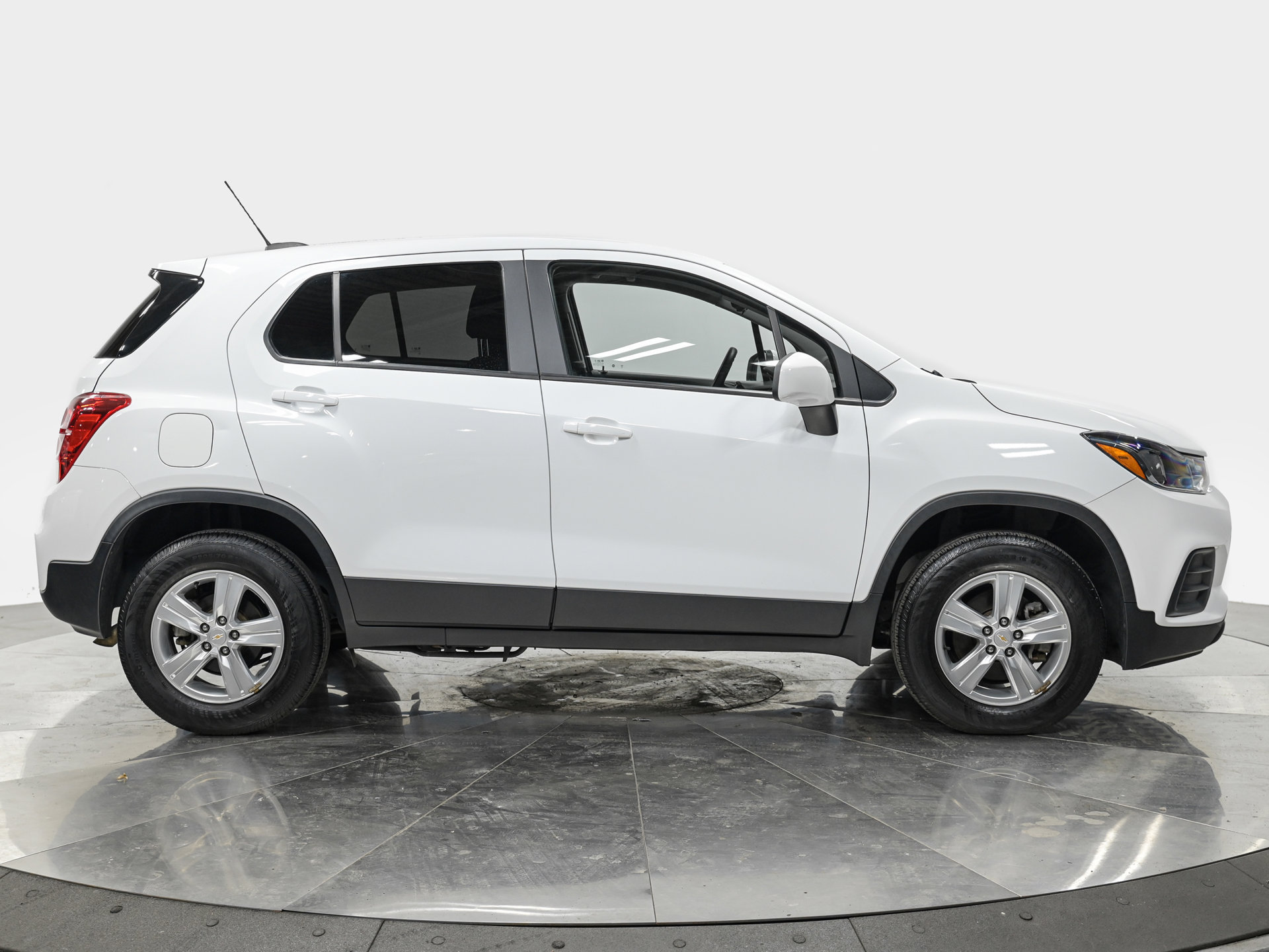 Used 2022 Chevrolet Trax LS w/ Tint and Cruise Package AWD/4WD image 10