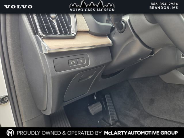 New 2025 Volvo XC90 T8 Core image 15