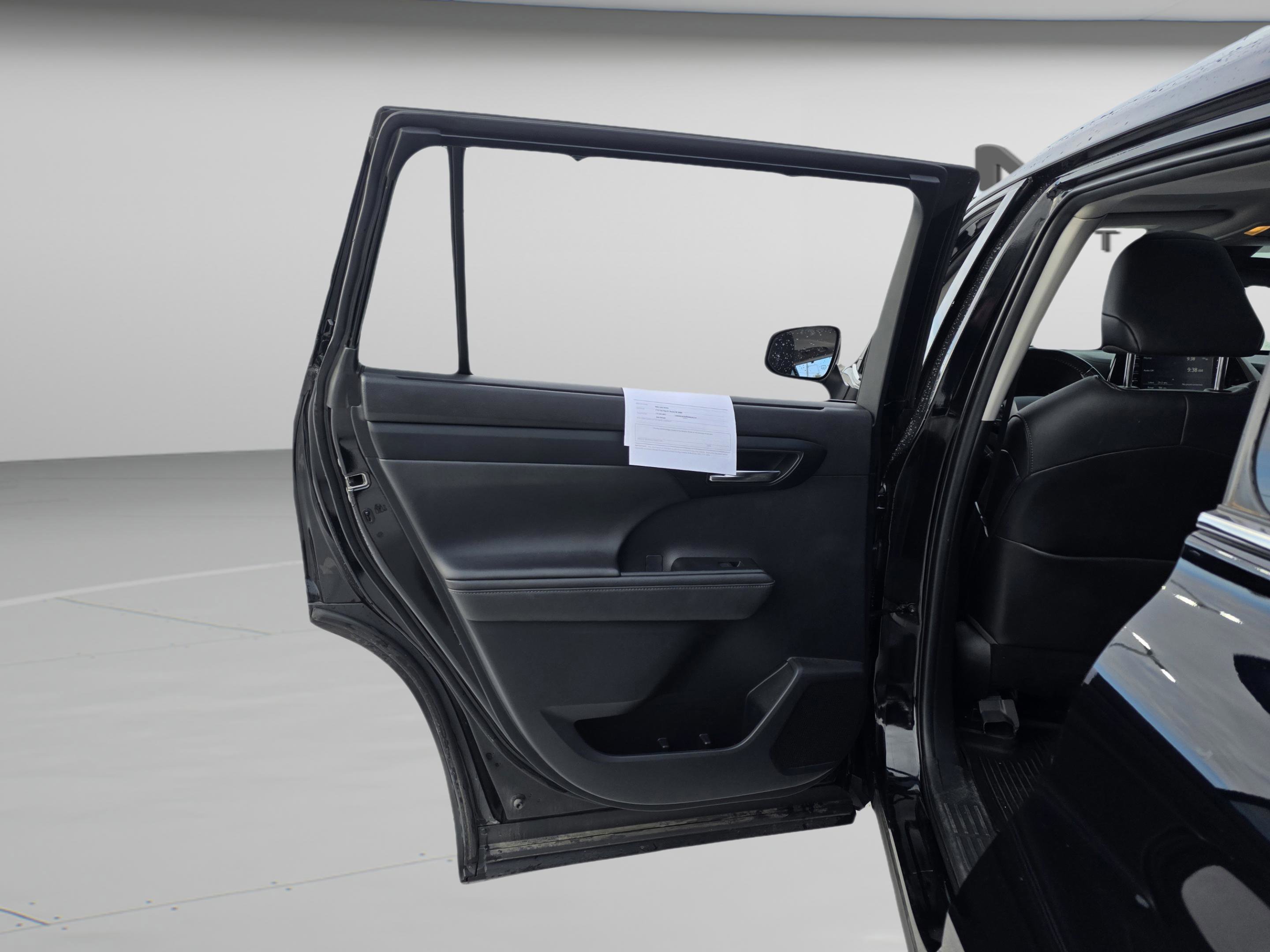 Used 2020 Toyota Highlander XLE image 18