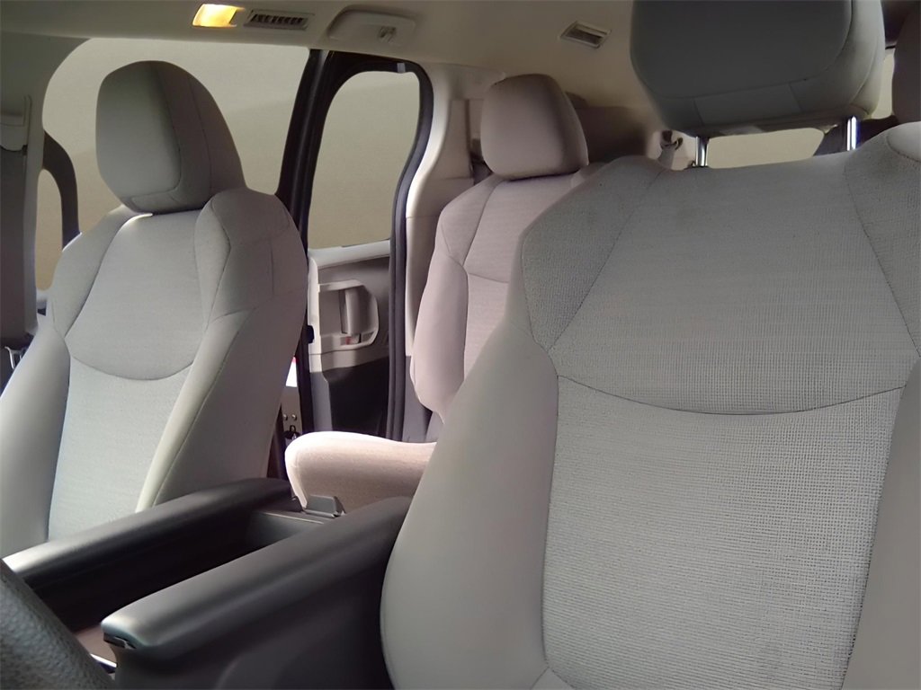 Used 2023 Toyota Sienna LE image 19