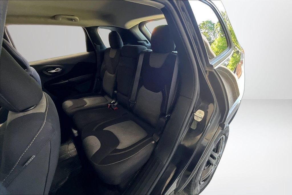Used 2016 Jeep Cherokee Sport w/ Cold Weather Group FWD image 22