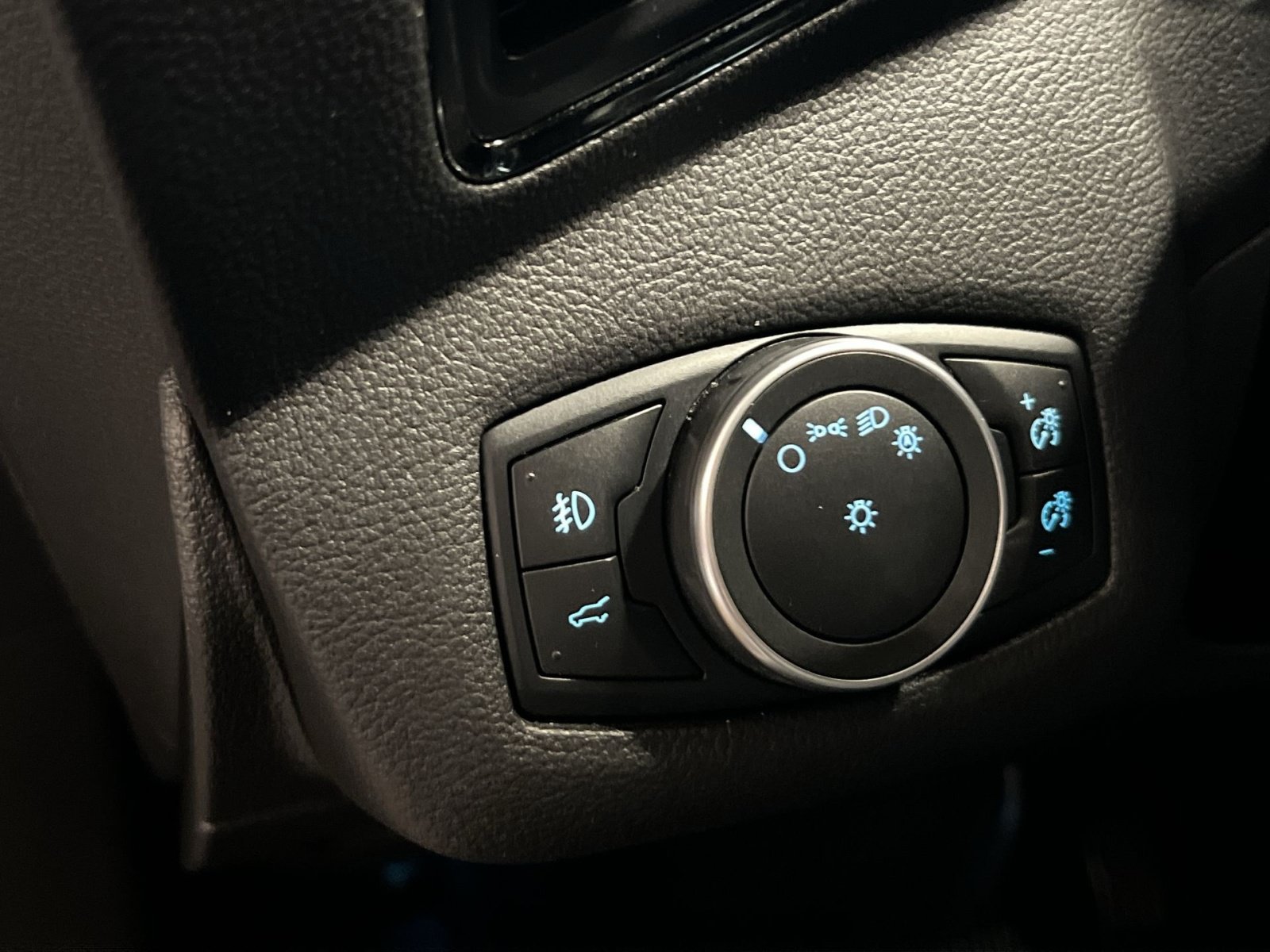 Used 2019 Ford Escape Titanium AWD/4WD image 28